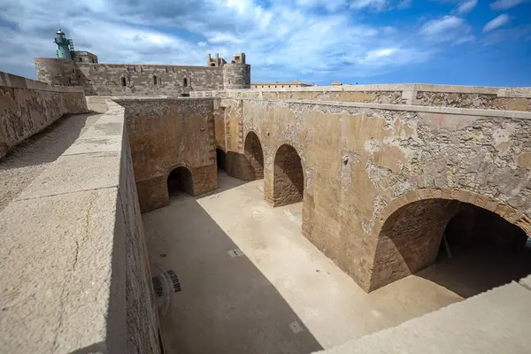 Castello manyağı Siraküza, İtalya 'daki kemerli girişleri gösteriyor.