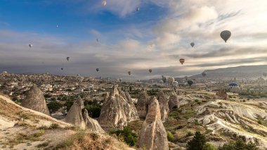 Sıcak hava balonları gündoğumunda kapadokya üzerinde hindi içinde uçuyor.