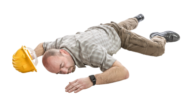 İnşaat işçisi yerde baygın yatıyor.