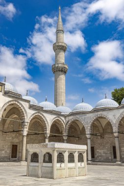 Minaresi mavi gökyüzüne yükselen Süleyman Camii avlusu
