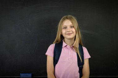 Sırt çantalı gülümseyen kız.