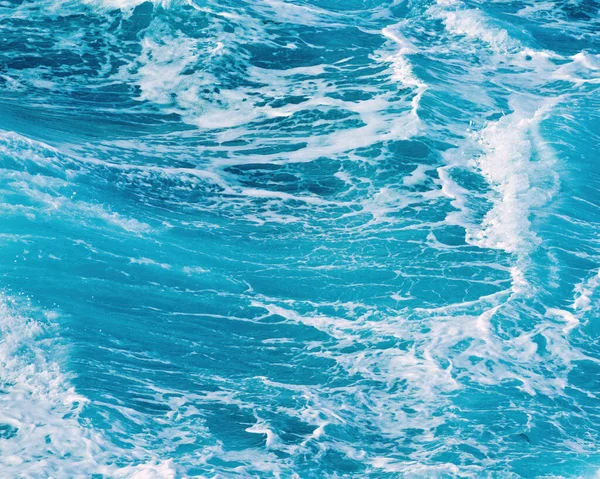 蓝色热带海温和海浪的背景 图库图片