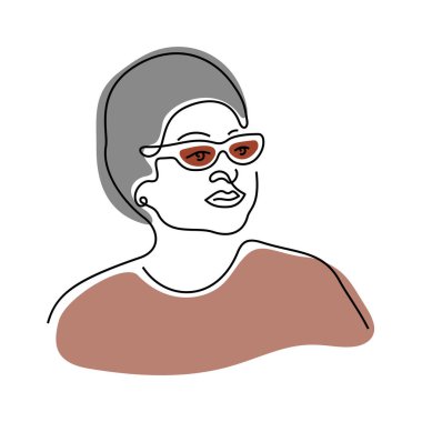 Güneş gözlüğü takan kadın.