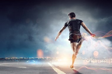 Spor giyimli bir adam spor için koşuyor, spor yapıyor ve sağlıklı bir yaşam sürüyor. Karışık ortam