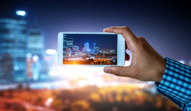 El ele tutuşan akıllı telefon cep telefonu. Karışık ortam