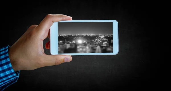 手持ちのスマートフォンのモバイル 混合メディア — ストック写真