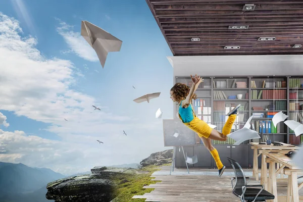Genç Bir Kadın Havaya Zıplıyor Karışık Ortam — Stok fotoğraf