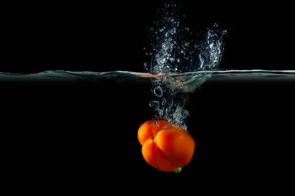 スプラッシュと水に赤唐辛子 混合メディア — ストック写真