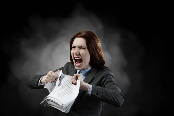 Jovem Estressada Zangada Com Trabalho Rasgando Documentos Com Expressão Facial — Fotografia de Stock