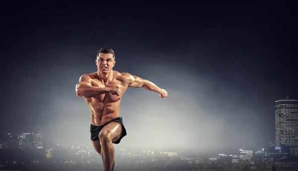 暗い背景を持つ男性ランナー 混合メディア — ストック写真