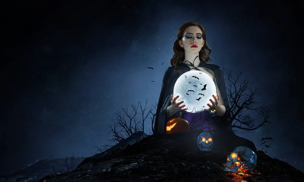 Hermosa Joven Con Sombrero Brujas Traje Diseño Arte Halloween Medios —  Fotos de Stock