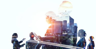 Edebiyat geçmişi olan bir grup iş adamı. Karışık ortam