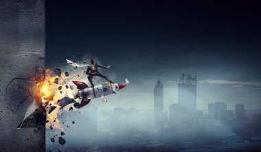 Kararlı iş adamı başarıya giden yolda yangın izleri bırakıyor. Karışık ortam