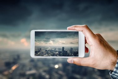 El ele tutuşan akıllı telefon cep telefonu. Karışık ortam