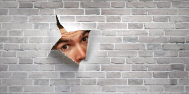 Erkek yüzü kağıttaki delikten geçmiş. Karışık ortam