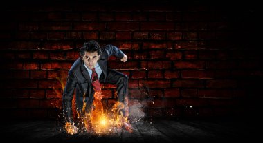 Kararlı iş adamı asfaltta yangın izleri bırakıyor. Karışık ortam