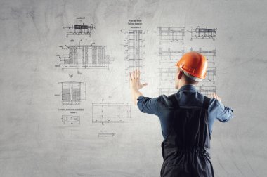 Taslaklar ve planlarla inşaat endüstrisi konsepti. Karışık ortam