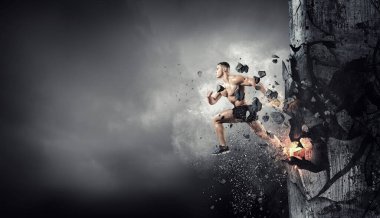 Esmer arka planda koşan bir erkek. Karışık ortam