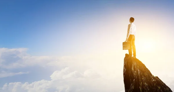 Rückenansicht Eines Jungen Mannes Anzug Der Auf Einem Berggipfel Steht — Stockfoto