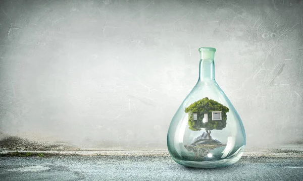 环境理念与房子内浮动玻璃瓶 混合媒体 — 图库照片