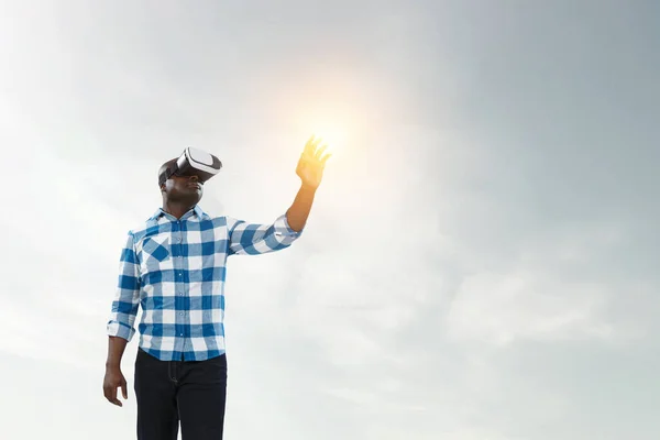 Rennende Man Met Een Virtual Reality Bril Trap Gemengde Media — Stockfoto