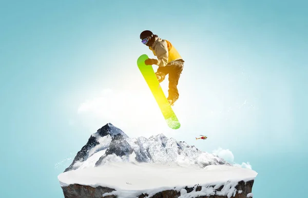 Snowboarder Και Άλπεις Τοπίο Μεικτά Μέσα — Φωτογραφία Αρχείου