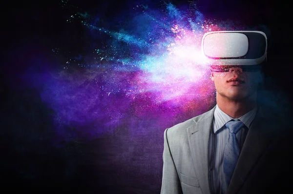 Een Man Met Een Virtual Reality Bril Gemengde Media — Stockfoto