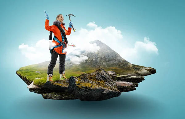 Bergsteiger Erreicht Die Spitze Eines Schneebedeckten Berges Gemischte Medien — Stockfoto