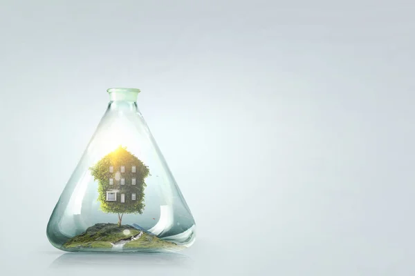 环境理念与房子内浮动玻璃瓶 混合媒体 — 图库照片