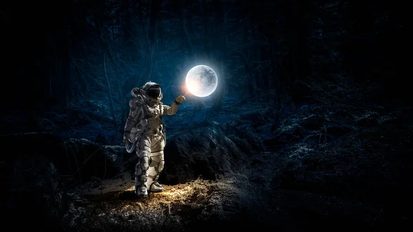 Astronauta Caminhar Num Planeta Inexplorado Meios Mistos — Fotografia de Stock