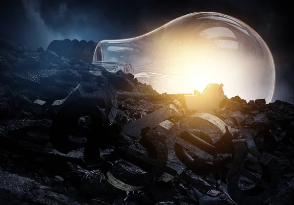暗闇の中で光る巨大な電球 混合メディア — ストック写真