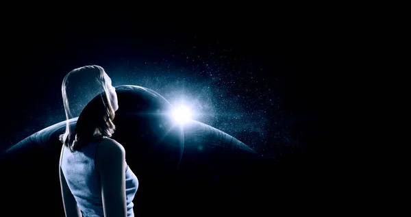宇宙的内部 宇宙中一个女人的轮廓 关于科学和哲学专题的概念 美国航天局提供的这一图像的要素 — 图库照片