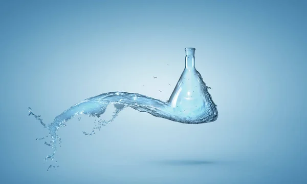 Wasser Spritzt Aus Der Glasflasche Gemischte Medien — Stockfoto