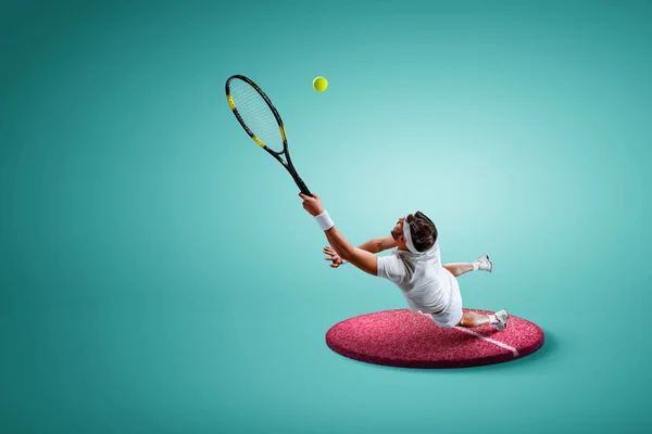 Junger Mann Beim Tennisspielen Figur Auf Einem Ständer Gemischte Medien — Stockfoto