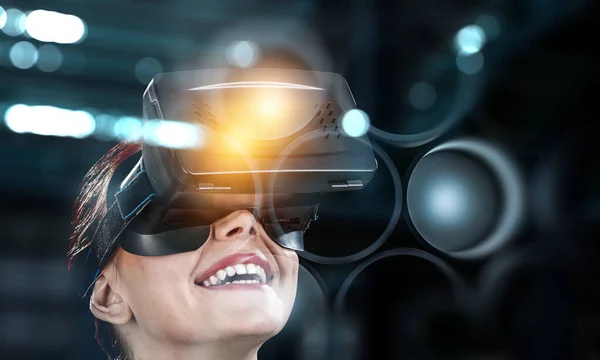 Een Vrouw Met Een Virtual Reality Bril Gemengde Media — Stockfoto