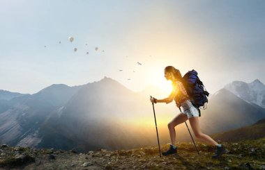 Genç gezgin dünya konseptini keşfediyor. Karışık ortam