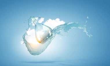 Cam şişeden su sıçrıyor. Karışık ortam