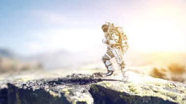 Keşfedilmemiş bir gezegende yürüyen astronot. Karışık ortam