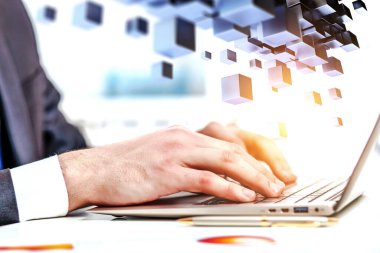 Genç bir kadının elleri klavyeye basıyor. Karışık ortam