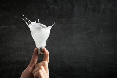 Beyaz şapırtılı bir ampul. Karışık ortam