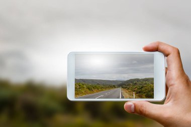 El ele tutuşan akıllı telefon cep telefonu. Karışık ortam