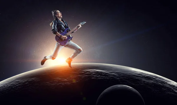 Menina Rock Jovem Bonita Tocando Guitarra Elétrica Meios Mistos — Fotografia de Stock
