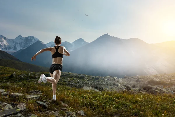 Vrouw Vlucht Voor Beweging Fitness Een Gezonde Levensstijl Gemengde Media — Stockfoto