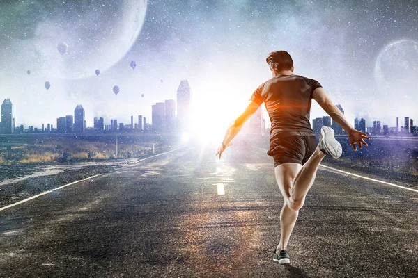 Hombre en ropa deportiva corriendo para hacer ejercicio, fitness y estilo  de vida saludable. técnica mixta
