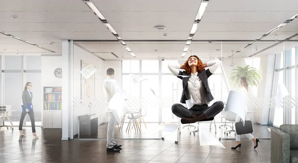 Mulher Negócios Bonita Meditando Manter Calma Sem Estresse Meios Mistos — Fotografia de Stock