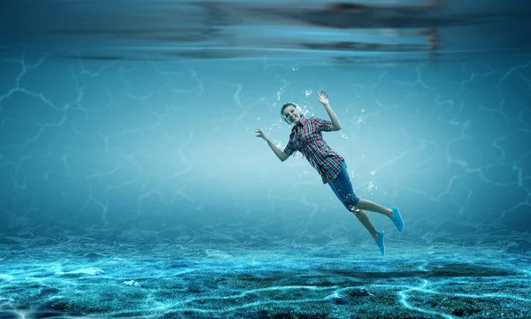 Mujer Con Auriculares Flotando Bajo Agua Medios Mixtos — Foto de Stock