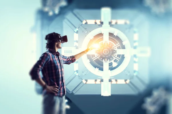 Mann Mit Virtual Reality Brille Gemischte Medien — Stockfoto