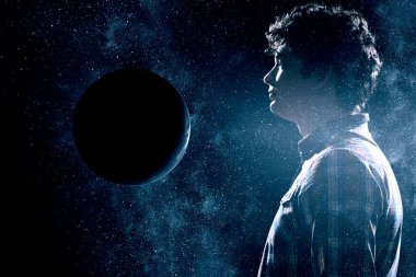 İçimizdeki evren. Evrenin içindeki bir adamın silueti. Bilimsel ve felsefi konular konsepti. Bu görüntünün elementleri NASA tarafından desteklenmektedir.