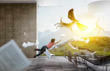 Köpek kulaklarıyla havada uçan bir çocuk. Karışık ortam