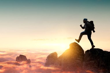 Dağlarda yürüyen bir erkek gezgin. Karışık ortam